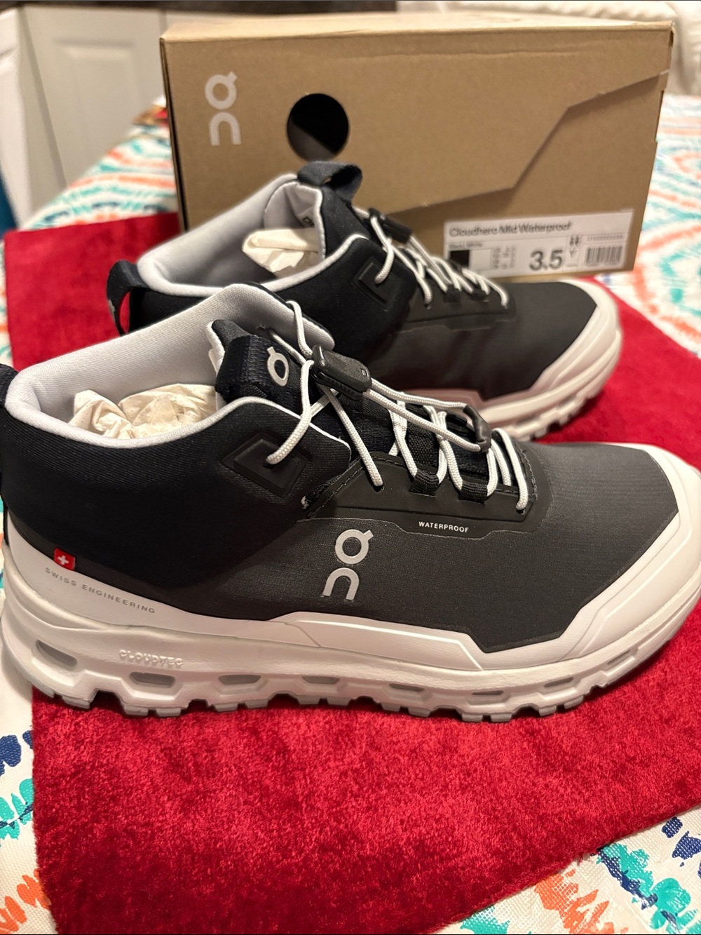 On Running Cloud hero Waterproof Mid Black/White hiking Shoes size3.5 new in box